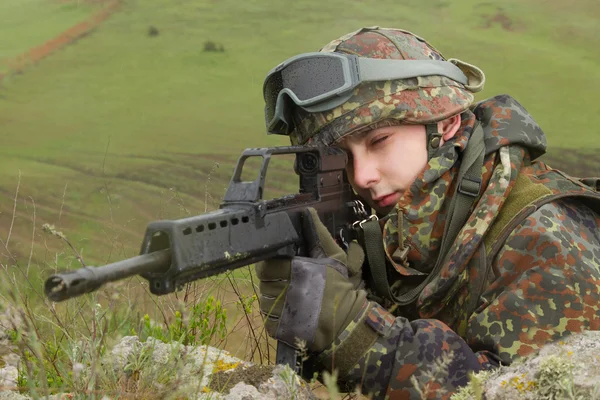 Прицеливание солдат с автоматической винтовкой — стоковое фото