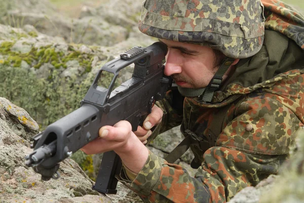 Katona célzás fedett állásból대상된 위치에서 대상으로 하는 군인 — 스톡 사진