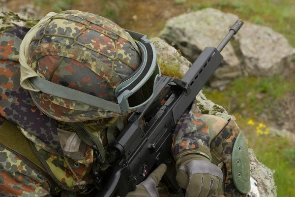 Солдат з гвинтівкою сидить — стокове фото
