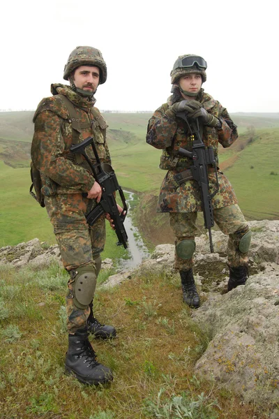 Two young soldiers outdoors — Stock Photo, Image