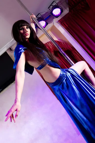 Strip-teaseuse fille pole dance en costume — Photo