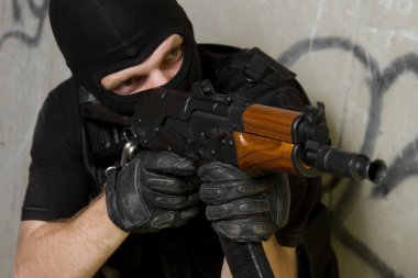 siyah maske ile ak-47 tüfek hedefleme yılında asker