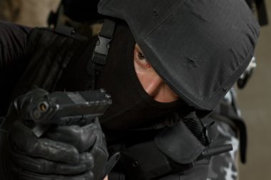 siyah maske 9 mm tabanca ile hedefleme yılında asker