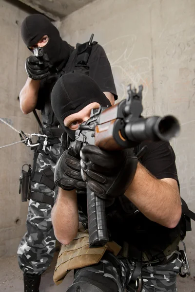 Солдати в чорних масках зі зброєю — стокове фото