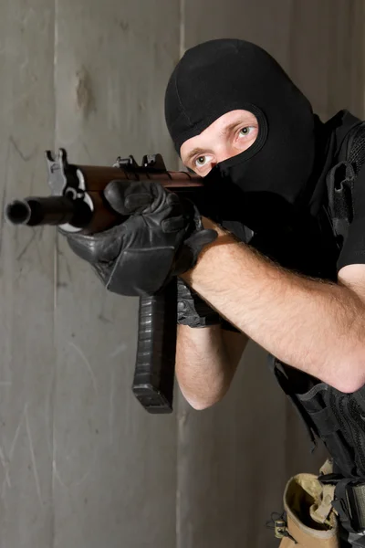 黑面具针对用 ak-47 步枪的士兵 — 图库照片