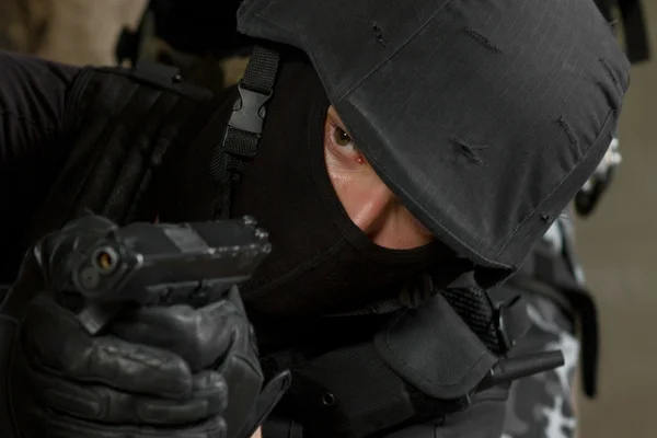 Στρατιώτης στη μαύρη μάσκα στόχευση με πιστόλι 9mm — Φωτογραφία Αρχείου