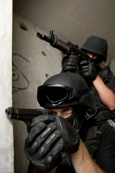 Soldados em máscaras visando a partir de posição coberta — Fotografia de Stock