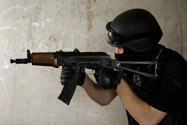 Soldier in black mask targeting with AK-47 rifle — Stock Photo, Image
