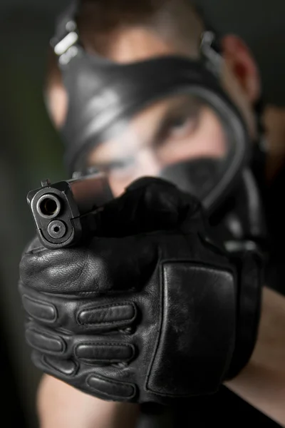 Soldat i gasmask inriktning med 9mm pistol — Stockfoto