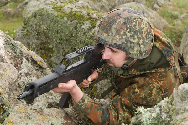 Katona célzás fedett állásból대상된 위치에서 대상으로 하는 군인 — 스톡 사진