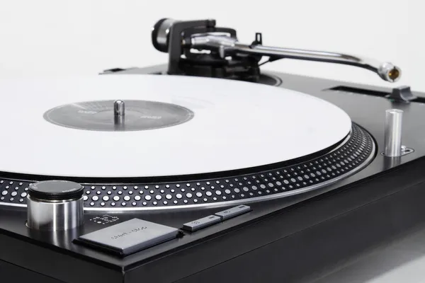 Gramofon s bílým vinyl záznam — Stock fotografie