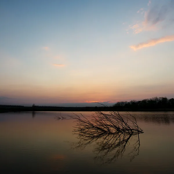湖で夕焼けの静かな情景 — ストック写真