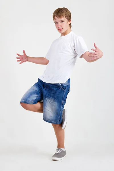 Adolescente b-boy dançando no branco — Fotografia de Stock