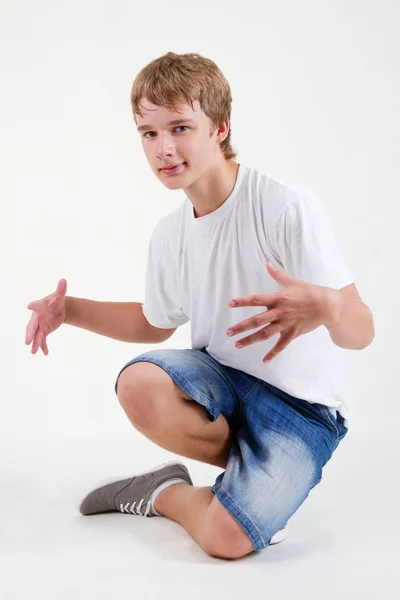 Sonriente adolescente b-boy posando en blanco — Foto de Stock