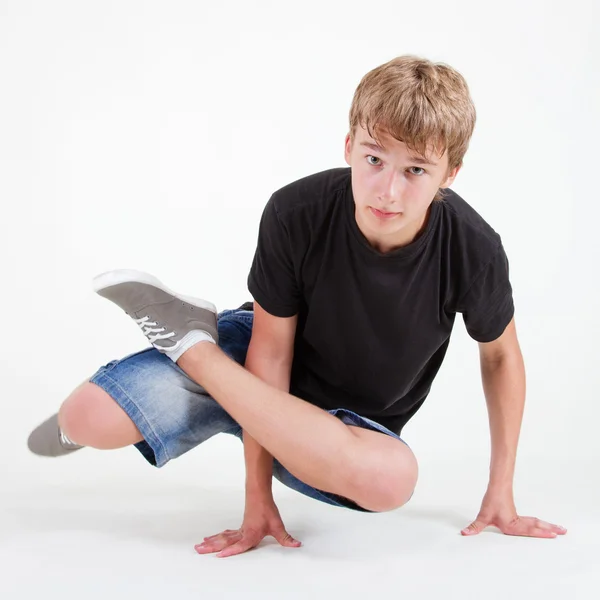 Adolescente b-boy de pé em congelamento no branco — Fotografia de Stock