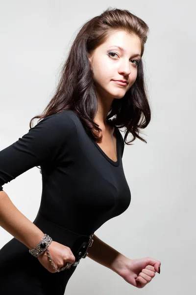 Siyah gövde kıyafetli seksi genç bayan — Stok fotoğraf