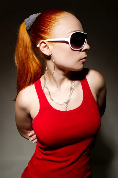 Jovem hip-hop menina posando em estúdio — Fotografia de Stock