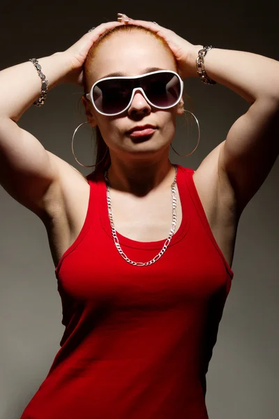 Modny hip-hop dziewczyna pozuje w studio — Zdjęcie stockowe