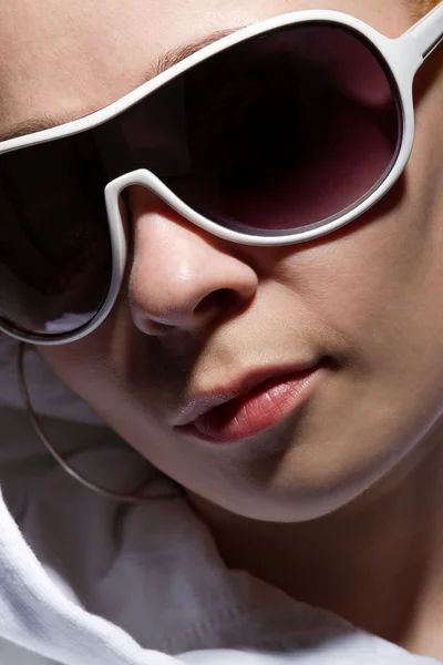 Porträt eines jungen Mädchens mit Sonnenbrille — Stockfoto