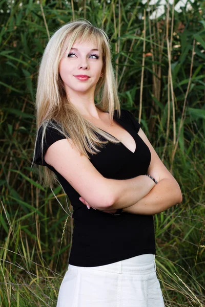 Mladá atraktivní blondýnka pózuje venku — Stock fotografie