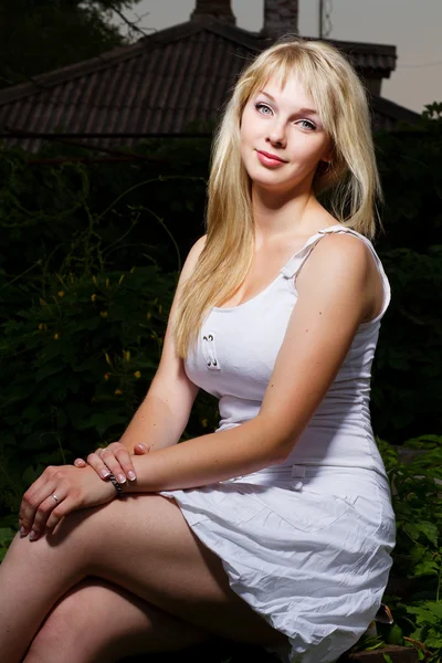 Young attractive blond girl posing outdoors — Stock Photo, Image