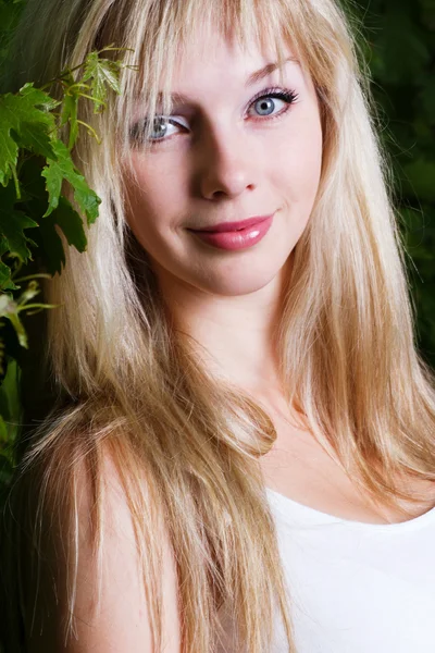 젊은 매력적인 금발 소녀의 초상화 — 스톡 사진
