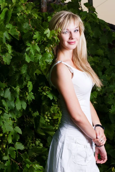 Mladá atraktivní blondýnka pózuje venku — Stock fotografie