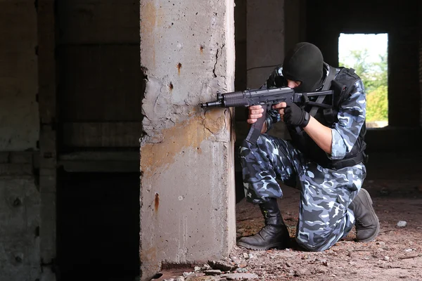 Soldat armé en masque noir ciblant avec une arme — Photo