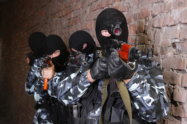 Skupina vojáků v černé masky se zbraněmi — Stock fotografie