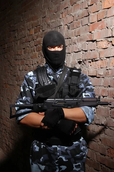 Soldier in black mask holding a gun — Stock Photo, Image