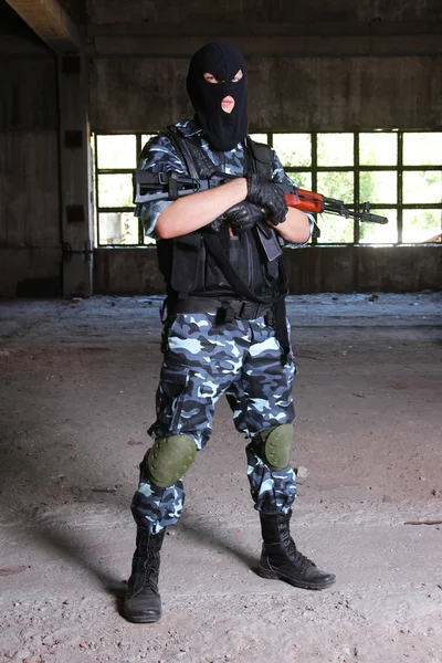 Soldado armado con máscara negra acosando un arma — Foto de Stock