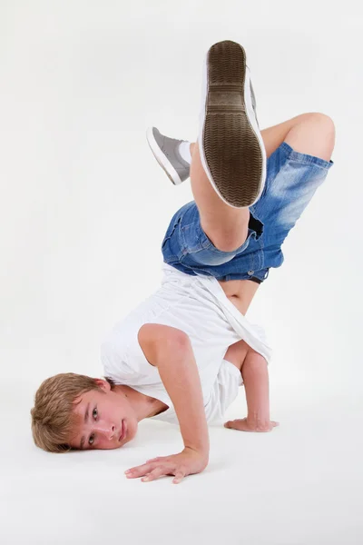 Teen chłopiec b stoi na głowie w zamrażać — Zdjęcie stockowe