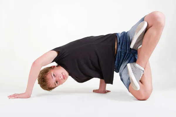 Flexibler Teenie-B-Boy steht in der Kälte — Stockfoto