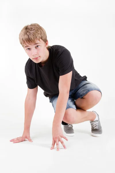 Adolescente b-boy posando no fundo branco — Fotografia de Stock