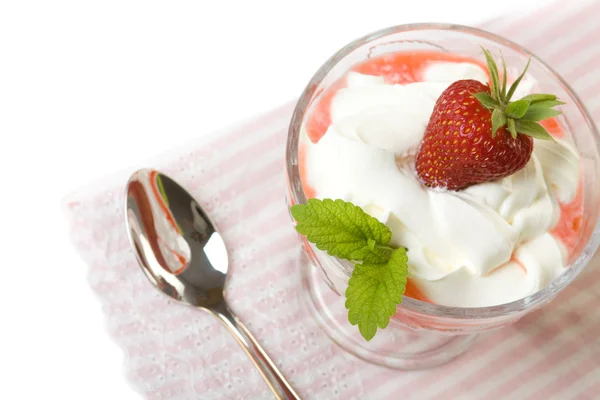 Dessert à la crème et aux fraises — Photo