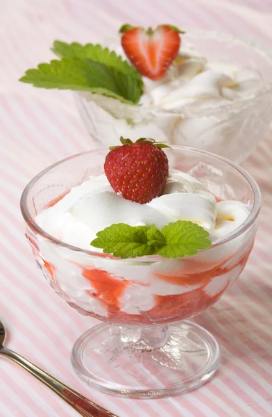 Dessert med fløde og jordbær - Stock-foto