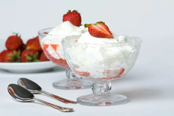 Dessert met ijs en aardbeien — Stockfoto