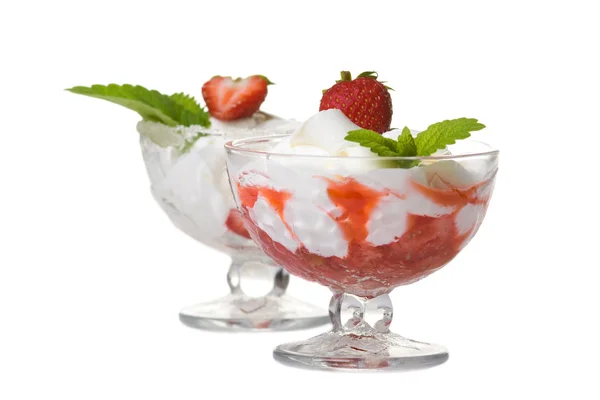 Dessert met ijs en aardbeien Rechtenvrije Stockfoto's