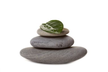 Zen stone ile üzerine beyaz izole yaprak,.