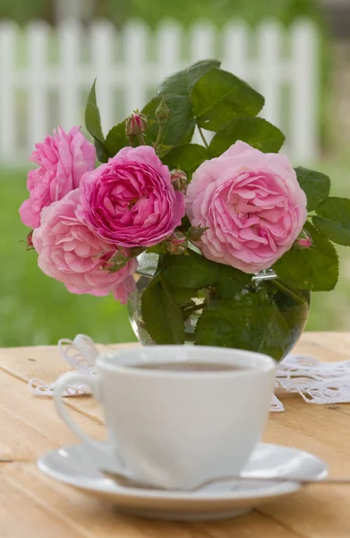 Lekkere kopje thee in een tuin — Stockfoto