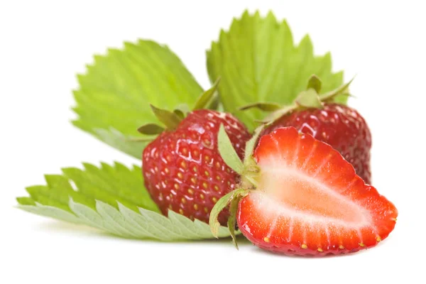 Mooie aardbeien op witte geïsoleerd — Stockfoto