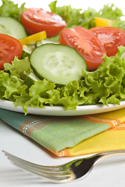 Fräsch sallad på vit platta — Stockfoto