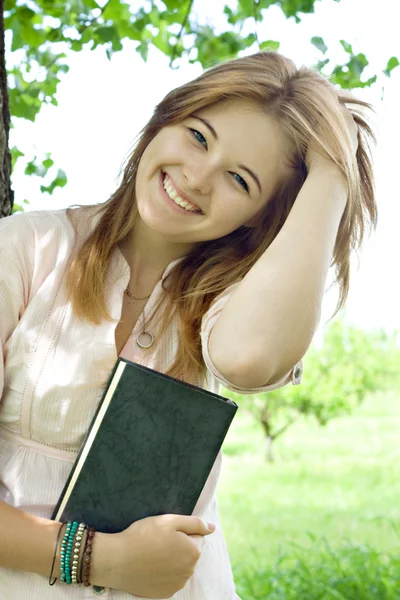 Ragazza adolescente con libro — Foto Stock