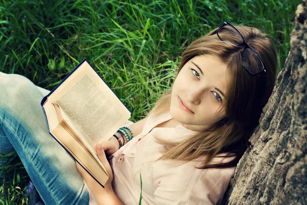 Teenager girl reading book — Stock Photo, Image