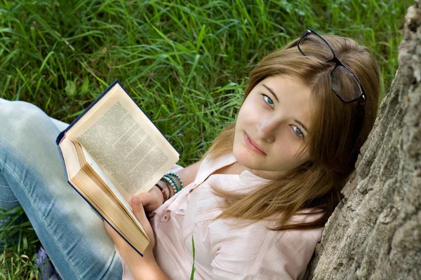 Teenages meisje leesboek — Stockfoto