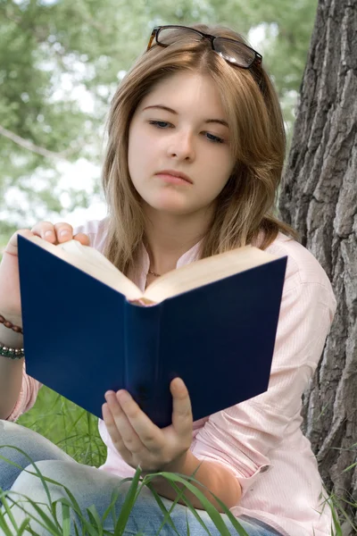 Tenåringsjente leser bok – stockfoto
