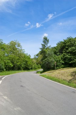 kırsal parlak güneşli bir gün yolda