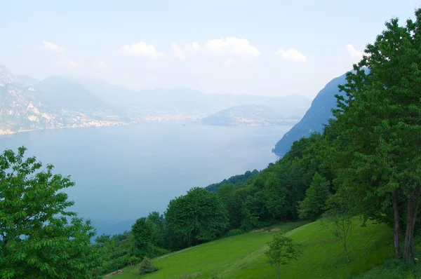 Видом на Озеро Ізео Італії води — стокове фото