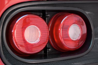 kırmızı spor araba kuyruğu ışık closeup çekim.