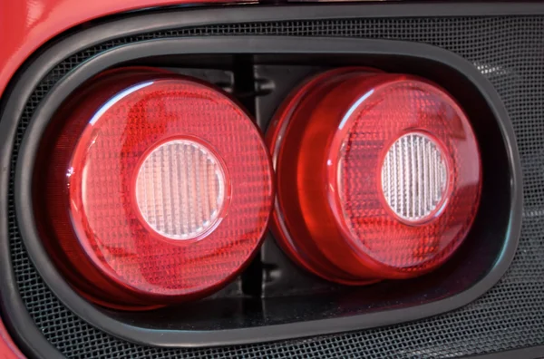 Close-up shot van een staart licht op rood sportwagen. — Stockfoto